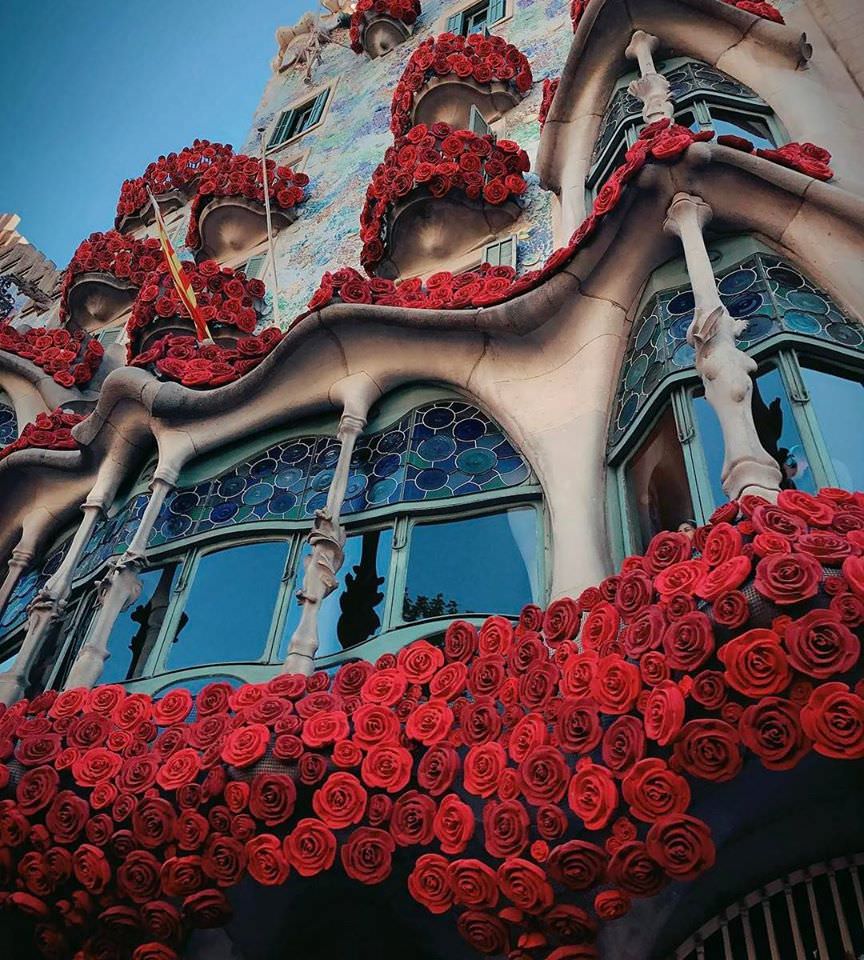 Тысячи красных роз в Доме Костей в Барселоне